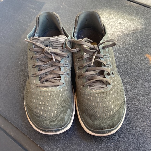 Woman’s size 8 Nike free running shoes - Picture 2 of 5